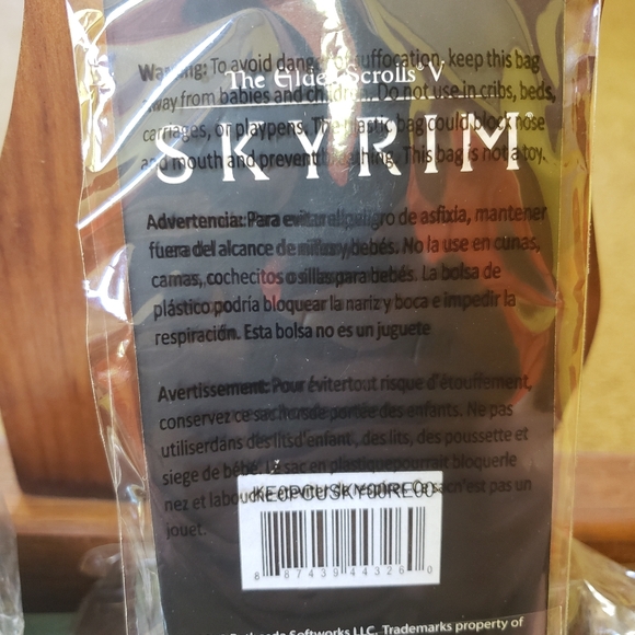 Skyrim Elder Scrolls Seal of Akatosh NWT keychain - Picture 2 of 2